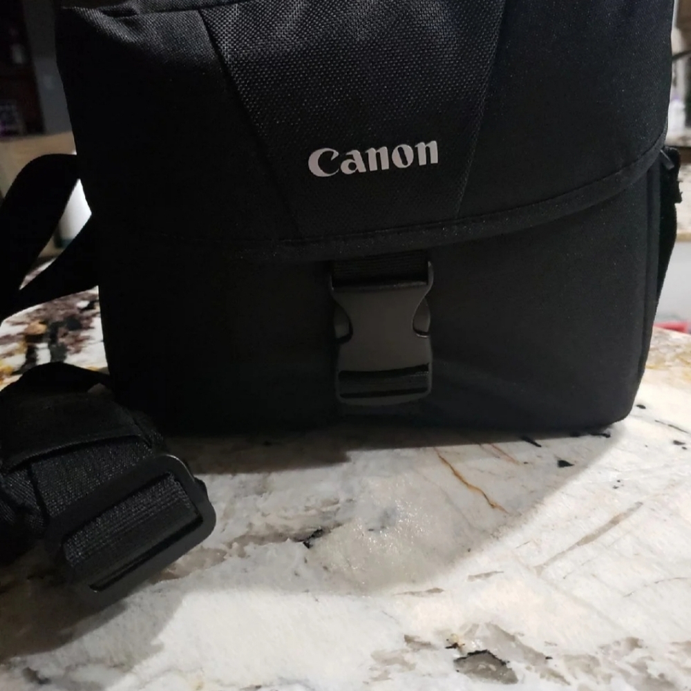 Canon rebel t6 Camera and bag w accessories